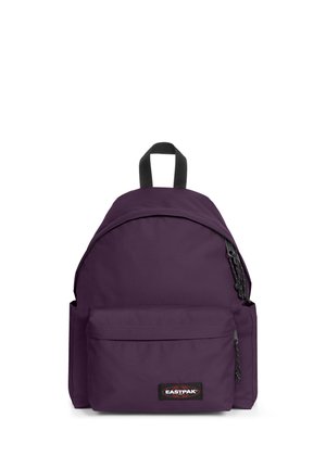 Sac à dos Eastpak violet avec curseurs de fermeture éclair noirs, poche avant, poches latérales et poignée supérieure noire sur fond blanc.