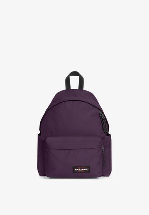 Lilla Eastpak rygsæk med sorte lynlåse, frontlomme, sidelommer og sort øverste håndtag på en hvid baggrund.