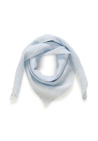 Foulard de seda azul claro con una textura suave, forma triangular y un patrón sutil. Los bordes están acabados de manera ordenada, ideal para estilismos versátiles.