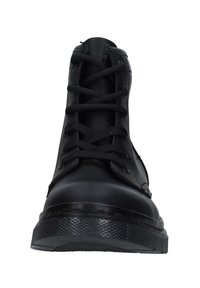 Stivaletti neri alla caviglia con tomaia sintetica liscia, punta rotonda e chiusura con lacci. Presentano una suola in gomma testurizzata per una migliore aderenza.