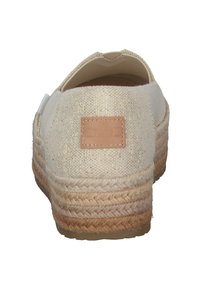 Espadrille instappers met een beige geweven textiel bovenkant, lichte metallic draden, en een jute touwzool. Heeft een klein bruin label op de hak.