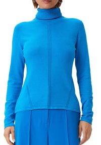 Niebieski golf z miękkiego materiału, z długimi rękawami i pionowymi szwami z przodu, o dopasowanej sylwetce.