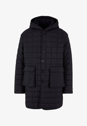 Melna savītas jakas ar kapuci, priekšējo pogu aizdari un divām kabatām ar atloku. Izgatavota no teksturētas auduma ar gludu apdari.