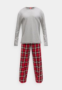 Garām piedurknēm pelēks tops kombinācijā ar sarkaniem un melniem pleda raksta pidžamas biksēm, attēlots uz balta fona.