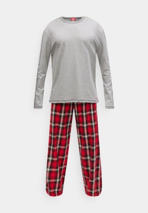 Bluză gri cu mâneci lungi, asortată cu pantaloni de pijama în carouri roșii și negri, expuse pe un fundal alb.