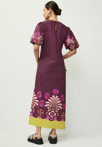 Next SIDE PUFF MIDI - REGULAR FIT - Maxi ruha - wine red floral placement