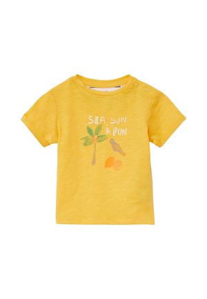 Geel katoenen T-shirt met korte mouwen, voorzien van een grafisch ontwerp van een palmboom, een vogel en de tekst "ZEE, ZON & PLEZIER."