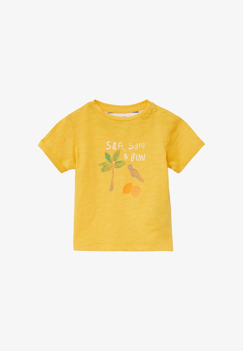 Gelbes Baumwoll-T-Shirt mit kurzen Ärmeln, das ein Grafikelement mit einer Palme, einem Vogel und dem Text "MEER, SONNE & SPASS" zeigt.
