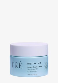 Jasnoniebieski cylindryczny słoik z białą pokrywką. Etykieta głosi "DETOX ME Instant Clearing Mask" z informacjami o składnikach. Pojemność 50 ml.