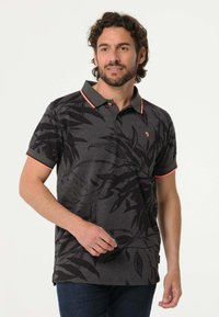 Polo shirt in donkergrijs met zwart bladpatroon, effen grijze kraag en koraalachtige afwerking op de mouwen en halslijn. Korte mouwen ontwerp.