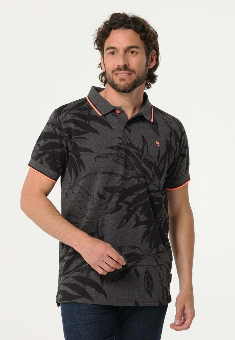 Polo shirt in donkergrijs met zwart bladpatroon, effen grijze kraag en koraalachtige afwerking op de mouwen en halslijn. Korte mouwen ontwerp.
