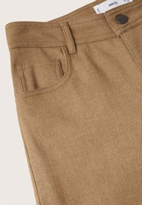 Brązowe spodnie z teksturowanej tkaniny o prostym kroju, z zamknięciem na guzik i zamek z przodu, przeszytymi detalami kieszeni oraz paskami na pasek.