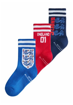 Trei șosete sportive în albastru, roșu și bleumarin, cu manșete în dungi, stema leilor Angliei și texte „ENGLAND 01” și „3 LIONS”.
