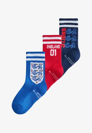 Tri športové ponožky v modrej, červenej a námorníckej farbe s pruhovaným lemom, erb anglických levov a nápisy "ENGLAND 01" a "3 LIONS".