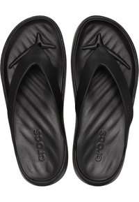 Infradito neri Crocs con un sottopiede liscio e testurizzato, design minimalista e cinturini in gomma con un dettaglio a scanalatura centrale.
