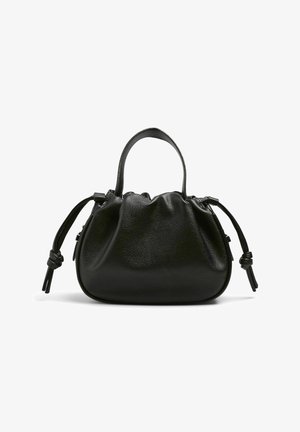 Černá kožená kabelka s texturovaným povrchem, zaobleným tvarem, staženým vrškem a dvěma krátkými uchy. Na každé straně má vázané akcenty.