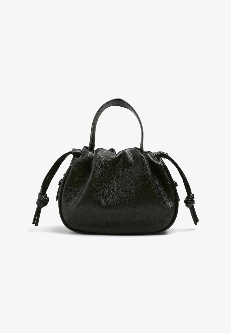 Černá kožená kabelka s texturovaným povrchem, zaobleným tvarem, staženým vrškem a dvěma krátkými uchy. Na každé straně má vázané akcenty.