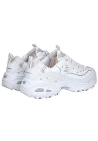 Zapatillas deportivas blancas con material sintético acolchado, diseño de cordones y suela texturizada. Presenta logotipo en relieve y acentos reflectantes.