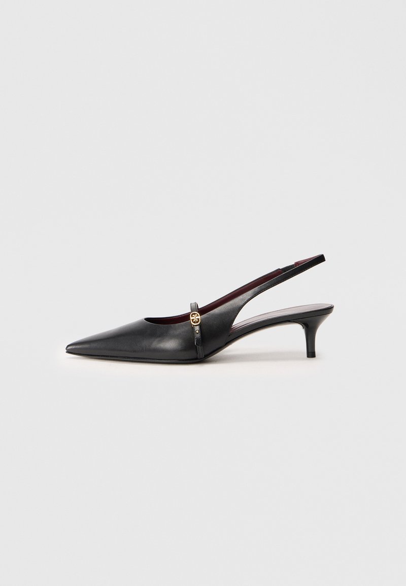 Čierne kožené slingback podpätky s špicatou špičkou, tenkým podpätkom a zlatým detailom pri remienku okolo členku. Hladká textura a jednoduchý dizajn.