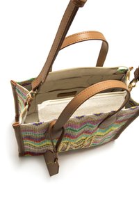 Bolso con exterior tejido que presenta patrones de zigzag multicolores. Correas y detalles de cuero marrón. Interior crema con compartimento con cremallera.