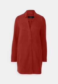 Abrigo rojo de mezcla de lana con cuello de muesca, mangas largas, bolsillos frontales y un diseño de longitud media. Superficie texturizada, líneas limpias y acentos mínimos.