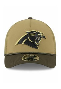 Beige Kappe mit einem gebogenen, dunkelgrünen Schirm, versehen mit einem gestickten schwarzen und gelben Panther-Logo auf der Vorderseite und einem verstellbaren Riemen.