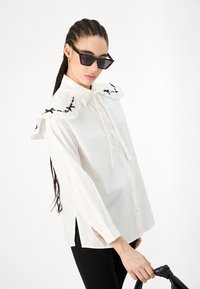 Sister Jane BONNIE BOW SHIRT - Gombos blúz - white