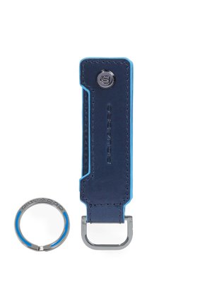 Portachiavi in pelle blu con bottone a pressione in metallo e portachiavi argentato staccabile con dettagli blu e incisione del marchio.