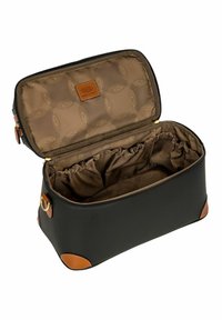 Neceser de piel negra con un forro de tela marrón y acentos de piel. Presenta un cierre con cremallera y un interior abierto con secciones fruncidas.