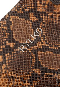 Cuoio marrone stampato con un motivo testurizzato simile a quello dei rettili. Presenta un logo in rilievo argentato "RYKZKO" centrato.