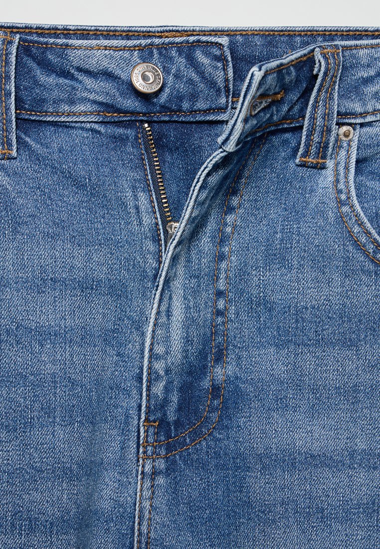 Jeans aus Denim mit mittelhohem Bund, ausgestattet mit einem Reißverschluss, Metallknopfverschluss und kontrastierender oranger Stickerei. Helles Blau mit einer glatten Textur.