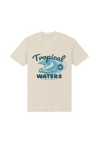 Světle béžové bavlněné tričko s grafikou žraloka kladivouna, s textem "Tropical Waters" a "island 1967" v tmavě modrozelené barvě.