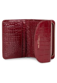 Portafoglio in pelle rossa con texture coccodrillo, dotato di più scomparti per schede a sinistra e una tasca con zip a destra. Marchio in oro visibile.