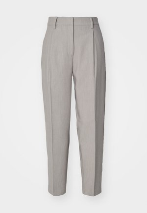 Pantalons tailleur gris clair avec une texture lisse, devant plissé et design à jambe droite. Comprend des passants de ceinture et une finition polie.