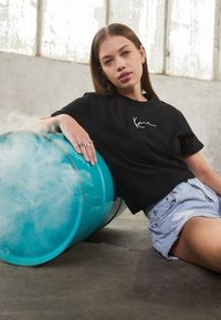 Karl Kani - SMALL SIGNATURE TEE - Paprasti marškinėliai - black Miniatiūros vaizdas 1