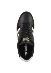 Sneaker nero con strisce bianche, finitura in pelle strutturata, punta rotonda, design con lacci e suola in gomma marrone. Logo visibile sulla linguetta.