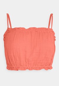 Top curto coral-laranja com alças finas, apresentando um tecido texturizado, bainha em babados e laterais franzidas para um visual ajustado.