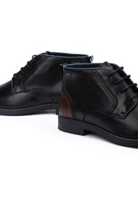 Botas de cuero negras hasta el tobillo con un acabado suave y detalles en un marrón oscuro contrastante en el tacón. Presentan un diseño de cordones y un forro azul claro.