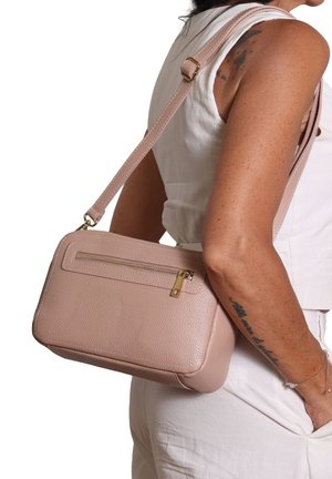 Borsa crossbody rosa chiaro in pelle texturizzata con forma rettangolare, tracolla regolabile e tasca frontale con zip e hardware dorato.