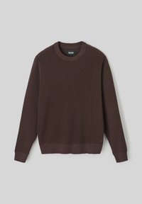 Pull en maille brune à col rond et à manches longues. Présente une surface texturée et une taille cintrée. Étiquette de marque visible à l'intérieur.
