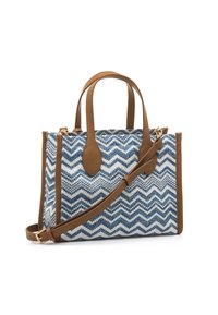 Bolso tejido con un patrón de chevrones en azul y blanco, detalles en cuero marrón, dos asas y una correa de hombro desmontable.