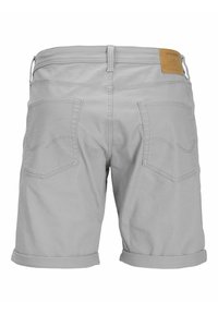 Pantalones cortos de mezclilla gris con dobladillos enrollados, dos bolsillos traseros y una etiqueta marrón en la pretina. Diseño sencillo con detalles sutiles de costura.