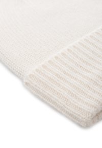 Berretto bianco lavorato a maglia con un motivo testurizzato e orlo a coste. Materiale morbido con una finitura liscia, piegato sul fondo per stile e calore.
