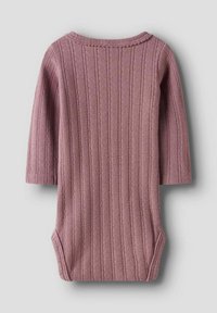 Body niemowlęce z długim rękawem w stonowanym odcieniu mauve, z prążkowaną teksturą. Posiada okrągły dekolt oraz zatrzaski u dołu, ułatwiające zakładanie.