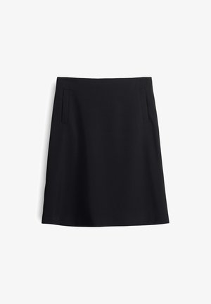 Zwarte A-lijn rok van zacht materiaal. Heeft een strakke uitstraling met twee voorzakken en een gladde textuur. Geen zichtbare patronen of metalen onderdelen.
