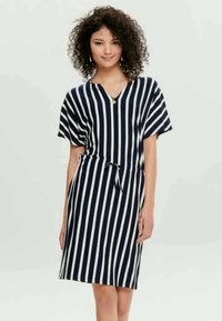 Vestido listrado azul-marinho e branco com decote em V, mangas curtas e um cinto atado à cintura. O tecido parece suave e leve.