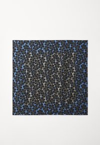 Eșarfă din mătase cu un model care prezintă forme florale abstracte în nuanțe de albastru, negru și verde, având o textură interesantă și culori contrastante.