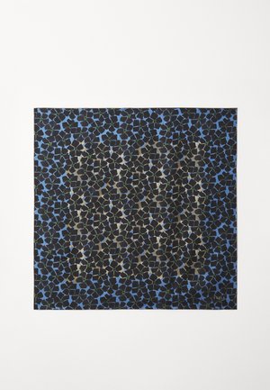 Pañuelo de seda estampado con formas florales abstractas en tonos de azul, negro y verde, con una superficie texturizada y colores contrastantes.