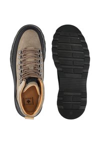 Stivali da trekking in suede marrone con suole in gomma nera, occhielli in metallo e fodera beige. Presentano un colletto imbottito e una suola testurizzata per una maggiore aderenza.