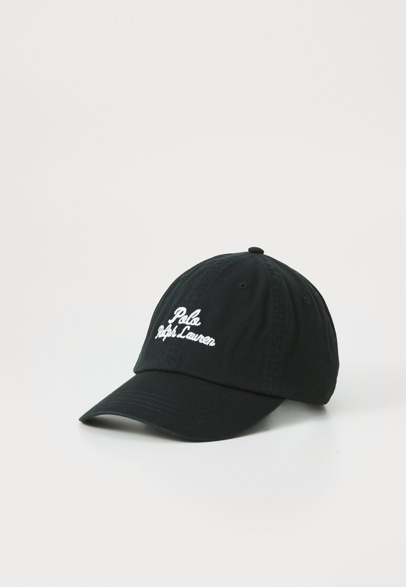 Svart bomull baseballcaps med buet skygge, med hvit brodert tekst som leser "Polo Ralph Lauren" på forsiden.